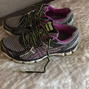 ASICS size 8 GT-2000